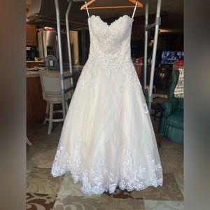 Oleg Cassini beaded lace-tulle ball gown wedding dress. Size 10, ivory w/blush